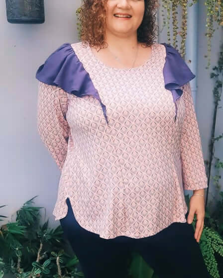 Blouse Thalie avec volants aux épaules, col rond et ourlet arrondi, patron de couture à télécharger en PDF.