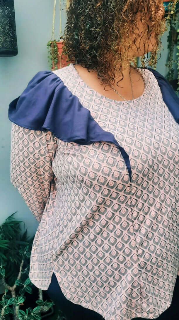 Blouse Thalie avec volants aux épaules, col rond, et design confortable, parfaite pour l'hiver en version PDF.