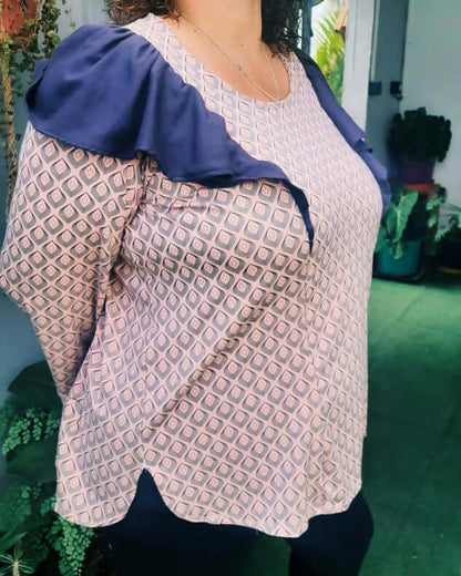 Blouse Thalie avec volants aux épaules, col rond, taille 36 à 50, patron PDF en français à télécharger.