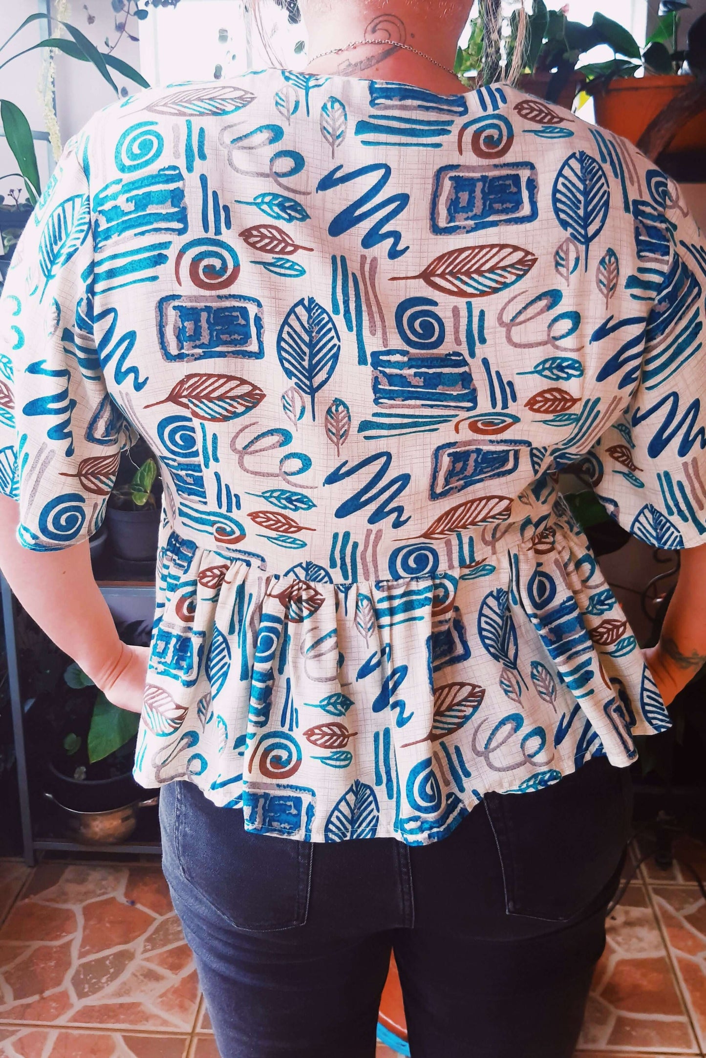 Blouse Théia - T36 à 50, patron de couture pdf à télécharger, vue arrière, avec motif graphique et coupe péplum élégante.