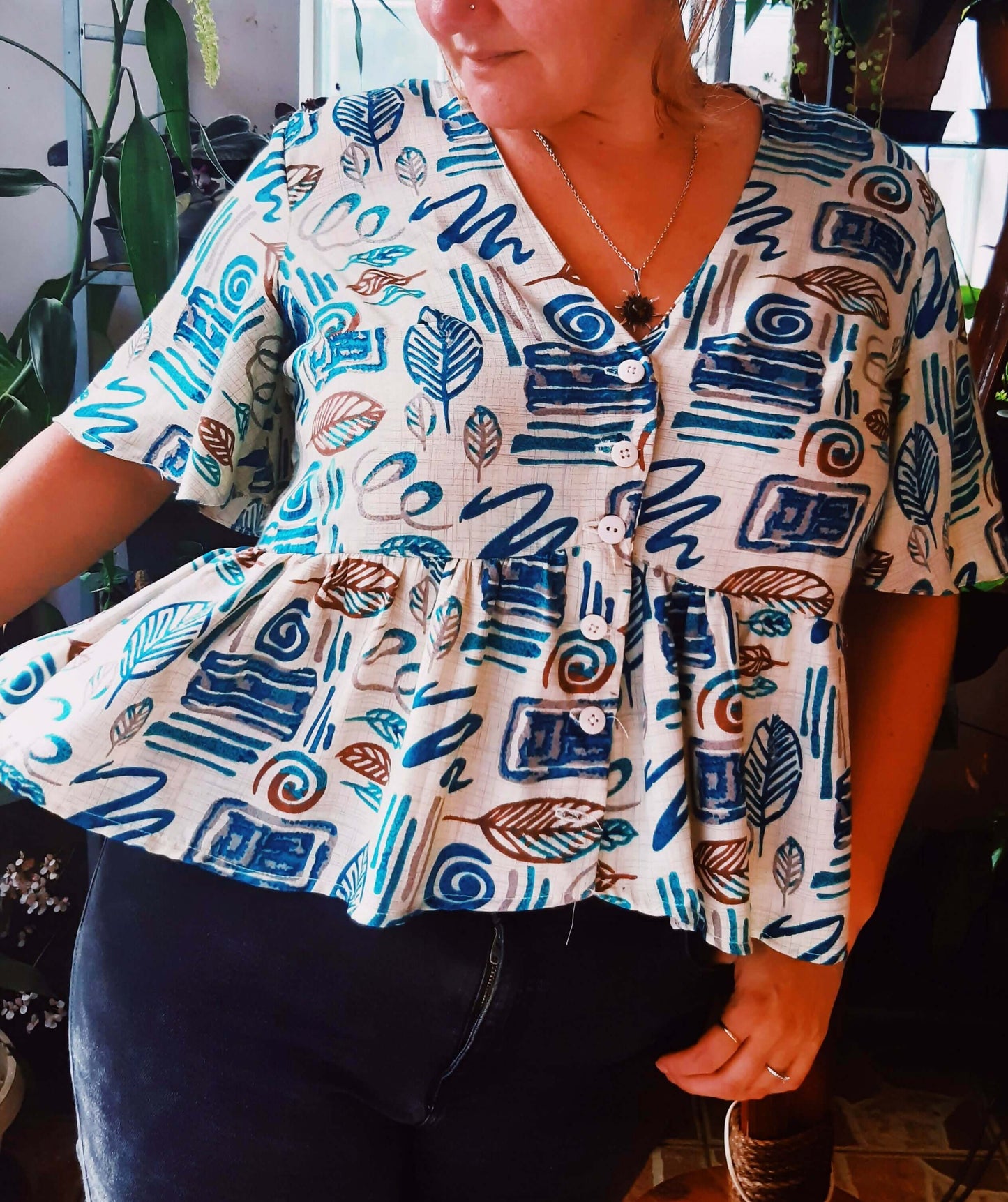 Blouse Théia - T36 à 50 avec manches papillons et décolleté en V, patron de couture PDF à télécharger pour débutants.