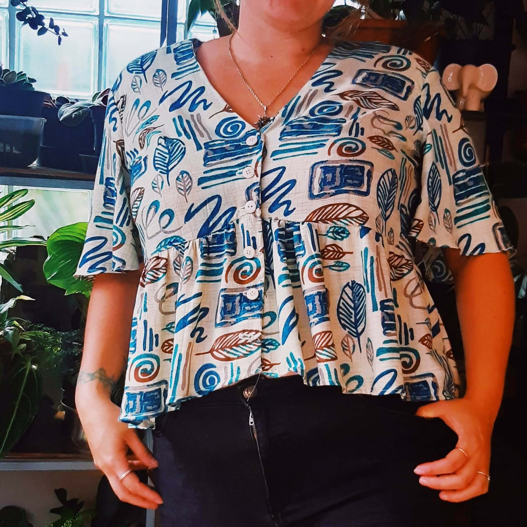 Blouse Théia - T36 à 50, patron de couture pdf à télécharger, blouse péplum avec manches papillons, décolleté en V.