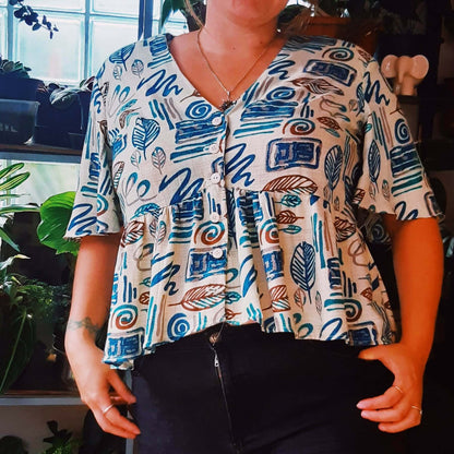 Blouse Théia - T36 à 50, patron de couture pdf à télécharger, blouse péplum avec manches papillons, décolleté en V.