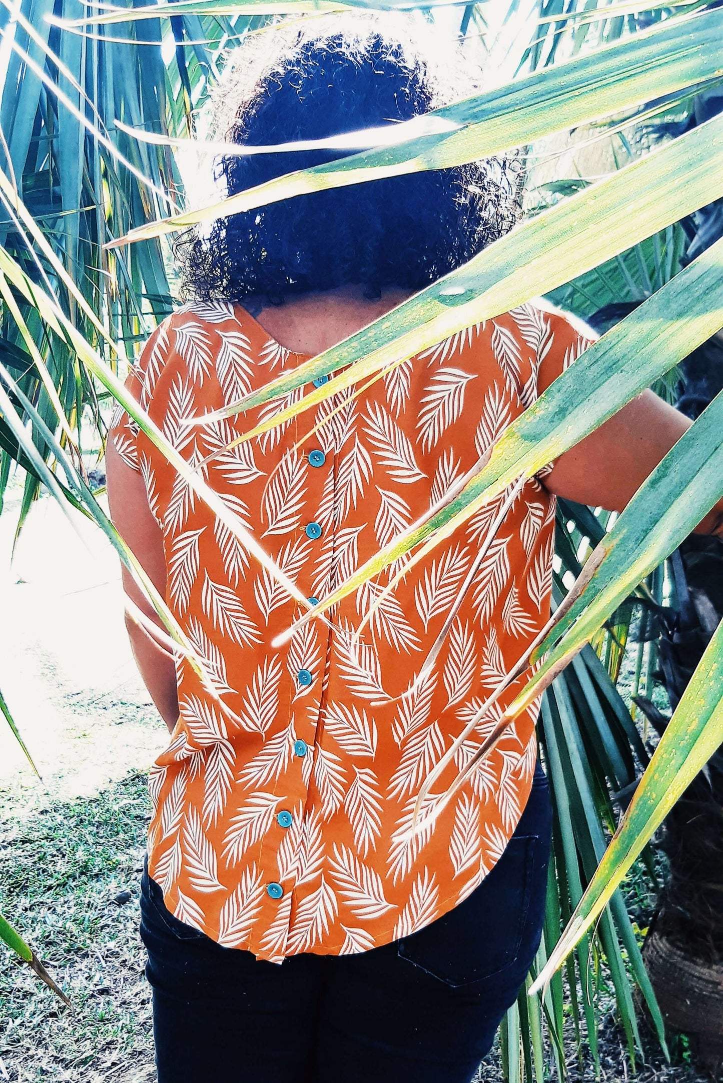 Blouse Télès - T36 à 50 avec motif feuille, boutonnage arrière, idéale pour patron de couture pdf à télécharger