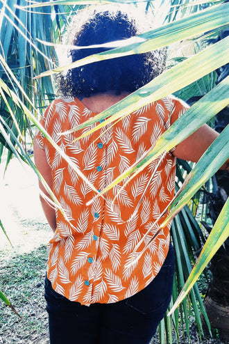 Blouse Télès - T36 à 50 avec motif feuille, boutonnage arrière, idéale pour patron de couture pdf à télécharger