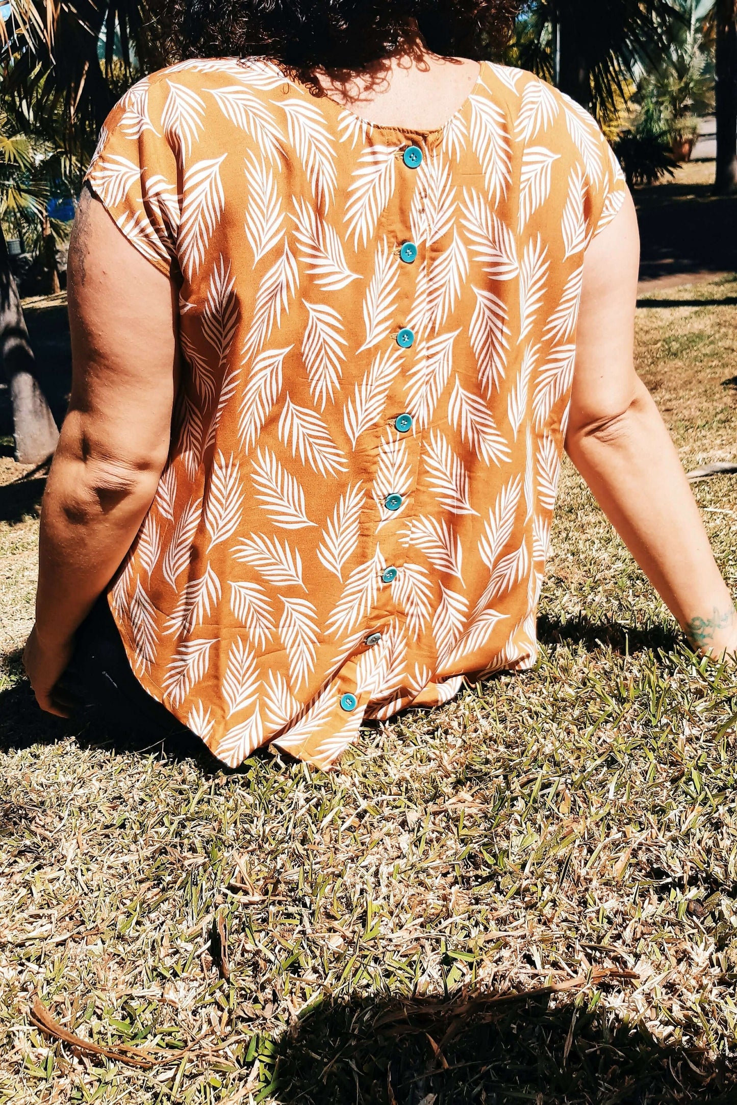 Blouse Télès - T36 à 50 avec boutonnage dos, patron de couture pdf à télécharger.