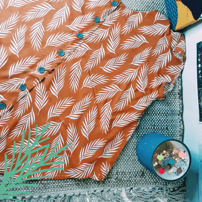 Blouse Télès - T36 à 50 sur tapis avec motif feuilles, patron de couture pdf à télécharger.