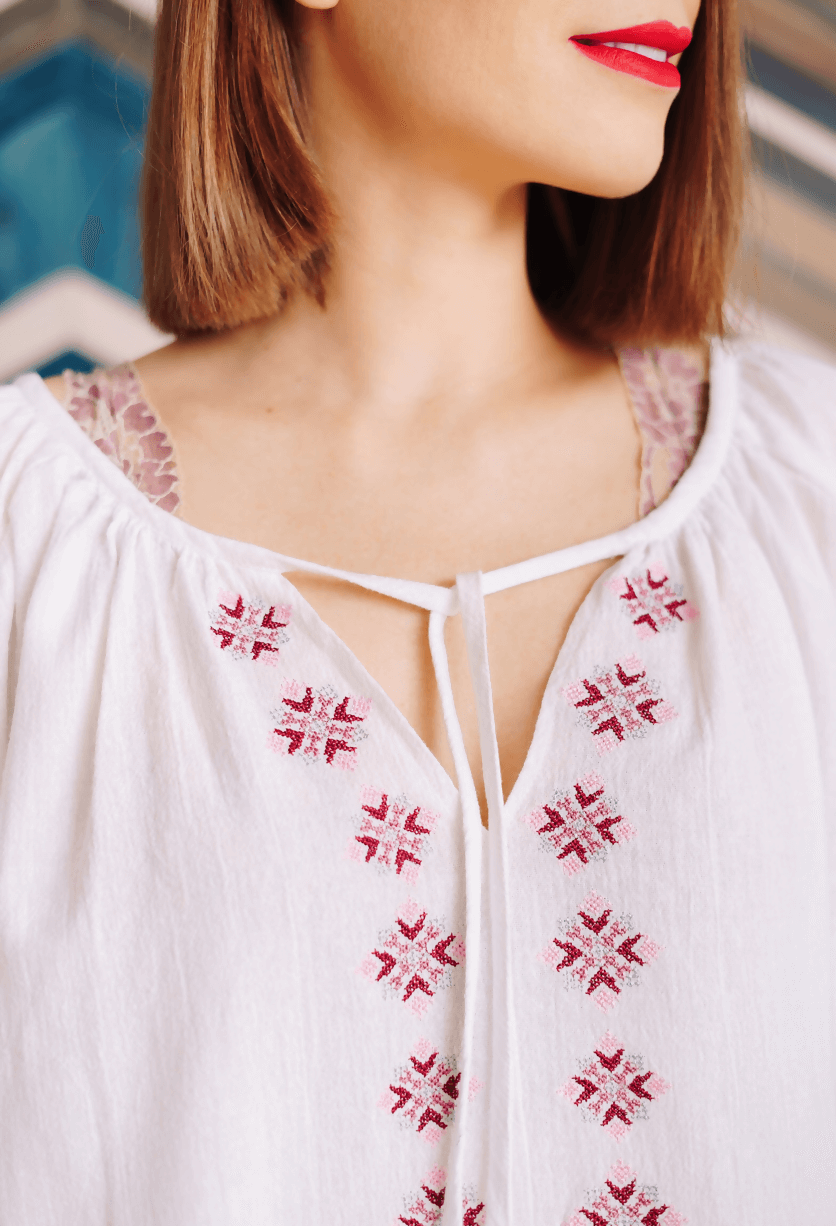 Blouse - XS-XXXL - JENNIFER avec broderies rouges, patron de couture pdf à télécharger, vue de détail intermédiaire.