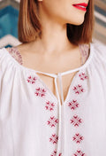 Blouse - XS-XXXL - JENNIFER avec broderies rouges, patron de couture pdf à télécharger, vue de détail intermédiaire.