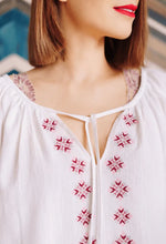 Blouse - XS-XXXL - JENNIFER avec broderies rouges, patron de couture pdf à télécharger, vue de détail intermédiaire.