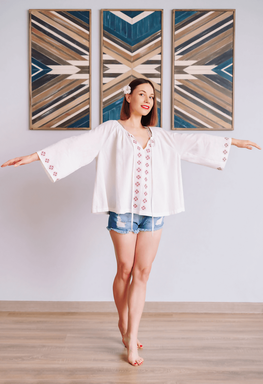 Femme portant Blouse - XS-XXXL - JENNIFER, patron de couture pdf à télécharger, avec des broderies sur une toile de fond artistique.