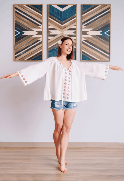 Femme portant Blouse - XS-XXXL - JENNIFER, patron de couture pdf à télécharger, avec des broderies sur une toile de fond artistique.