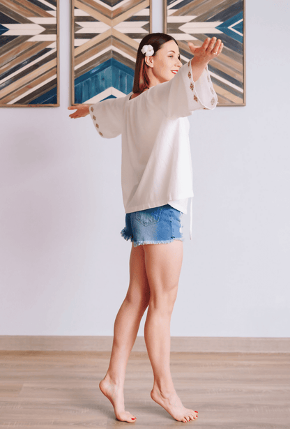 Modèle portant une Blouse - XS-XXXL - JENNIFER en détente, patron de couture pdf à télécharger, niveau intermédiaire.