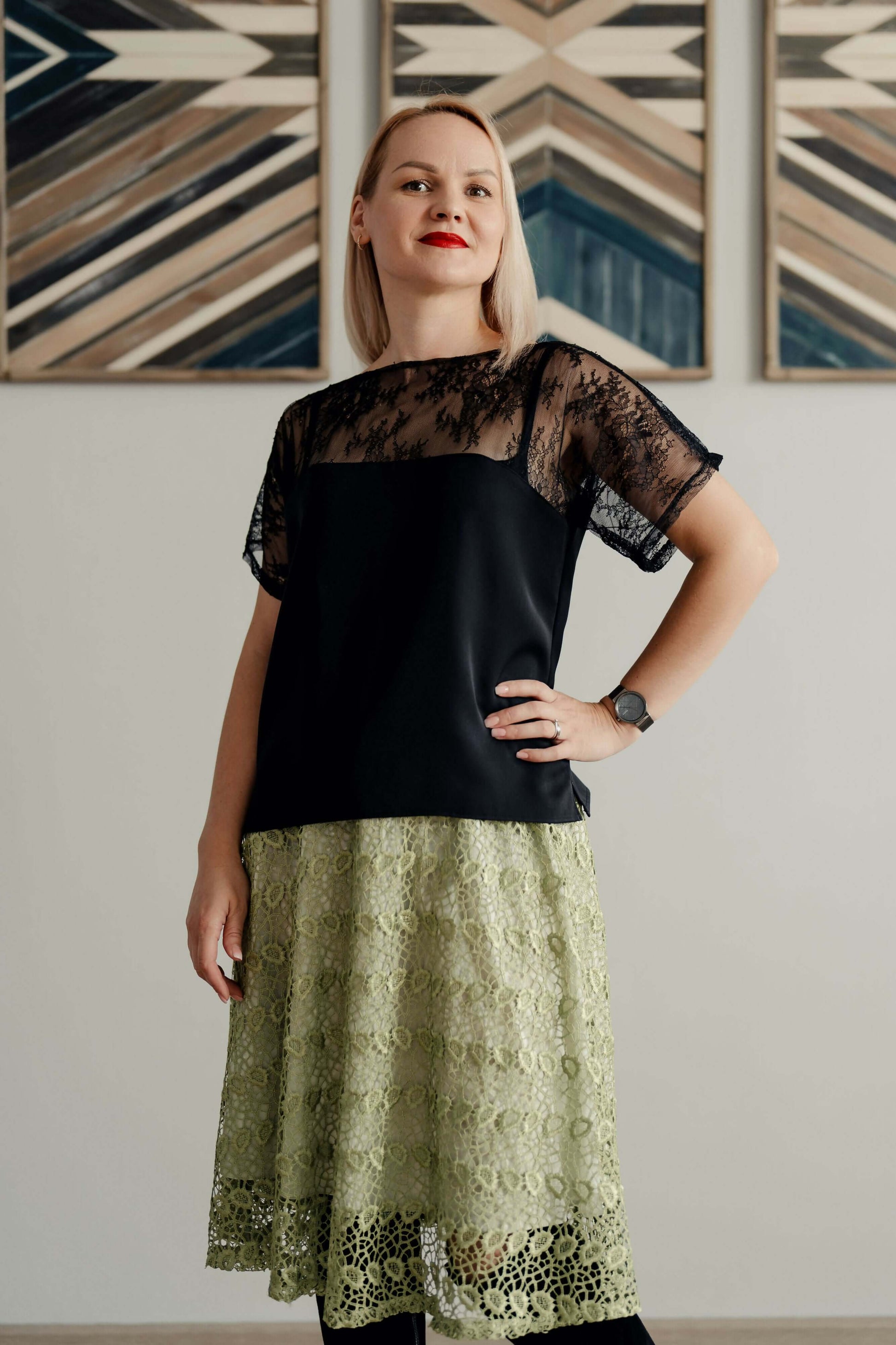 Femme portant une blouse noire avec une jupe en dentelle, disponible en Blouse - XS/L - LOO, patron de couture PDF à télécharger.