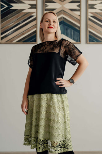 Femme portant une blouse noire avec une jupe en dentelle, disponible en Blouse - XS/L - LOO, patron de couture PDF à télécharger.
