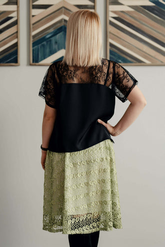 Femme portant une robe en dentelle noire et verte, vue de dos, Blouse - XS/L - LOO, patron de couture pdf à télécharger, niveau débutant.