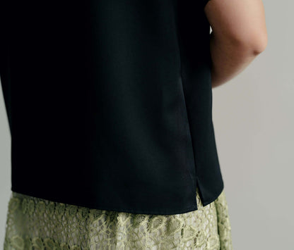 Blouse - XS/L - LOO en tissu noir élégant, vue de côté, parfait pour patron de couture pdf à télécharger, niveau débutant.