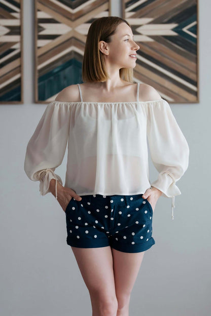 Femme portant Blouse - XS/XL - SIMPLICITY avec manches longues, patron de couture pdf à télécharger, intermédiaire