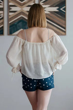 Vue arrière d'une blouse - XS/XL - SIMPLICITY en blanc, patron de couture pdf à télécharger, niveau intermédiaire.