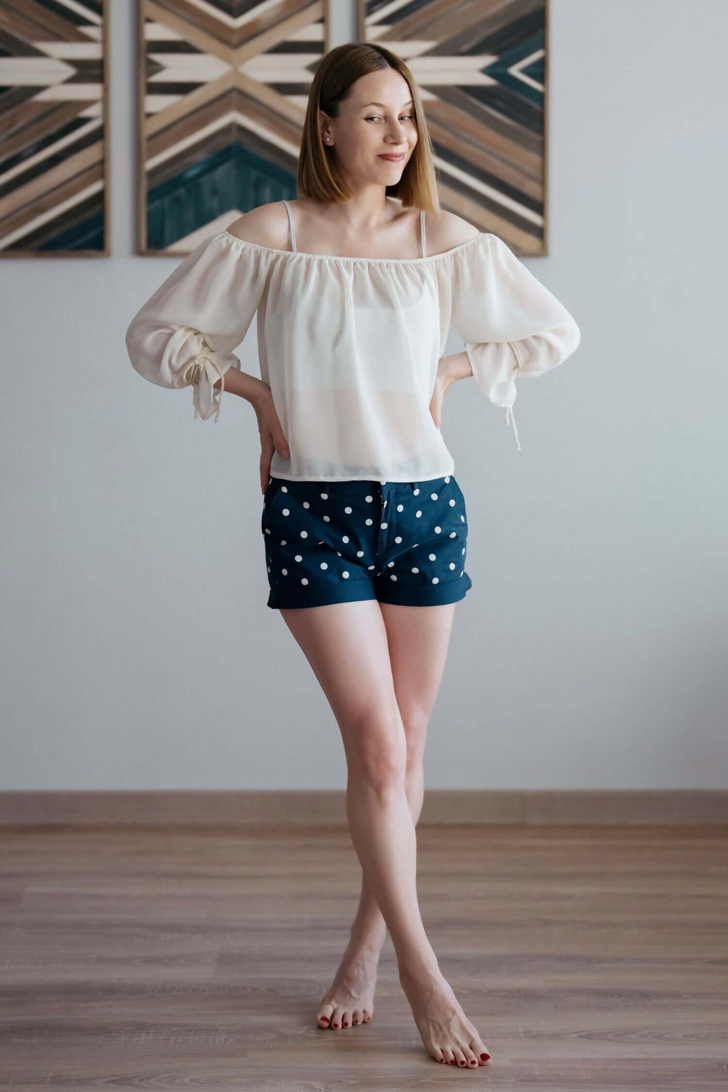 Femme portant une blouse - XS/XL - SIMPLICITY, représentant un patron de couture pdf à télécharger, niveau intermédiaire, tailles XS à XL.