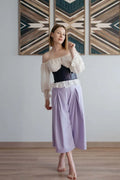 Femme portant Blouse - XS/XL - SIMPLICITY avec jupe, patron de couture pdf à télécharger.