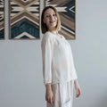 Blouse - XS/XL - WONDERELA, patron de couture pdf à télécharger, femme portant blouse blanche élégante
