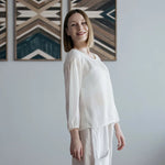 Blouse - XS/XL - WONDERELA, patron de couture pdf à télécharger, femme portant blouse blanche élégante