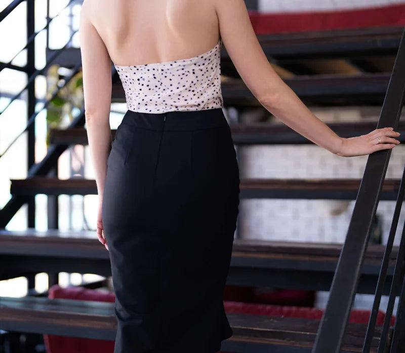 Blouse - XXS-XL - FREEDOM portée avec une jupe noire élégante, montrant le dos, dans un cadre moderne.