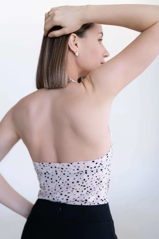 Blouse - XXS-XL - FREEDOM portée par une femme, vue de dos, imprimé à pois, style moderne, photo lifestyle.