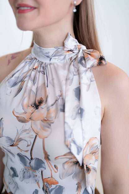 Blouse - XXS/XL - La Bourgeoisie, patron de couture pdf à télécharger, gros plan d'une blouse à motif floral élégant.