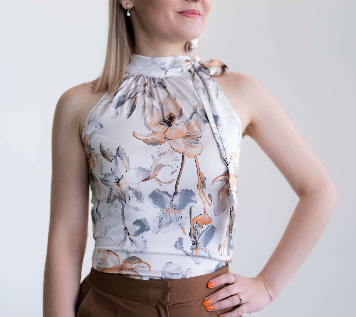 Femme portant une Blouse - XXS/XL - La Bourgeoisie avec motif floral, patron de couture pdf à télécharger, niveau intermédiaire.