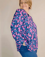 Blouse ou Robe Belam - du 32 au 52, patron de couture pdf à télécharger, femme portant blouse fleurie avec manches bouffantes