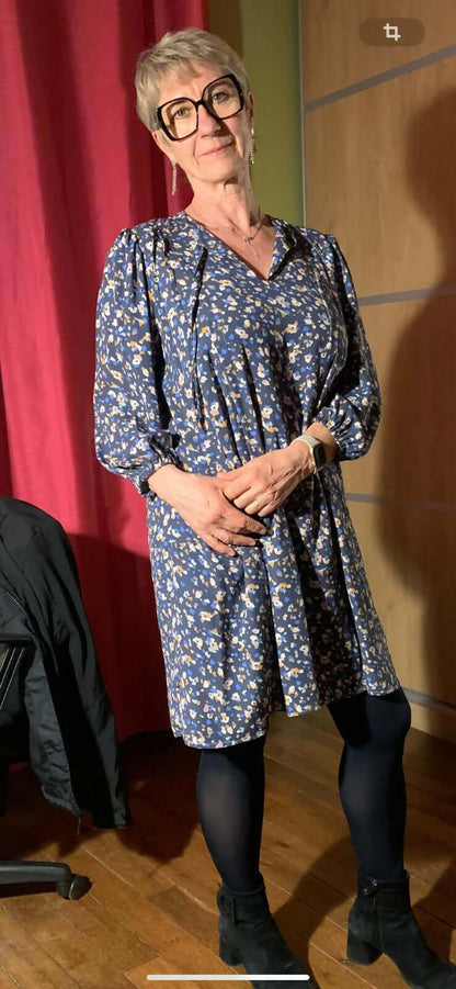 Blouse ou robe Pierre de Lune, patron de couture pdf à télécharger, femme portant une élégante robe à motifs avec manches longues.