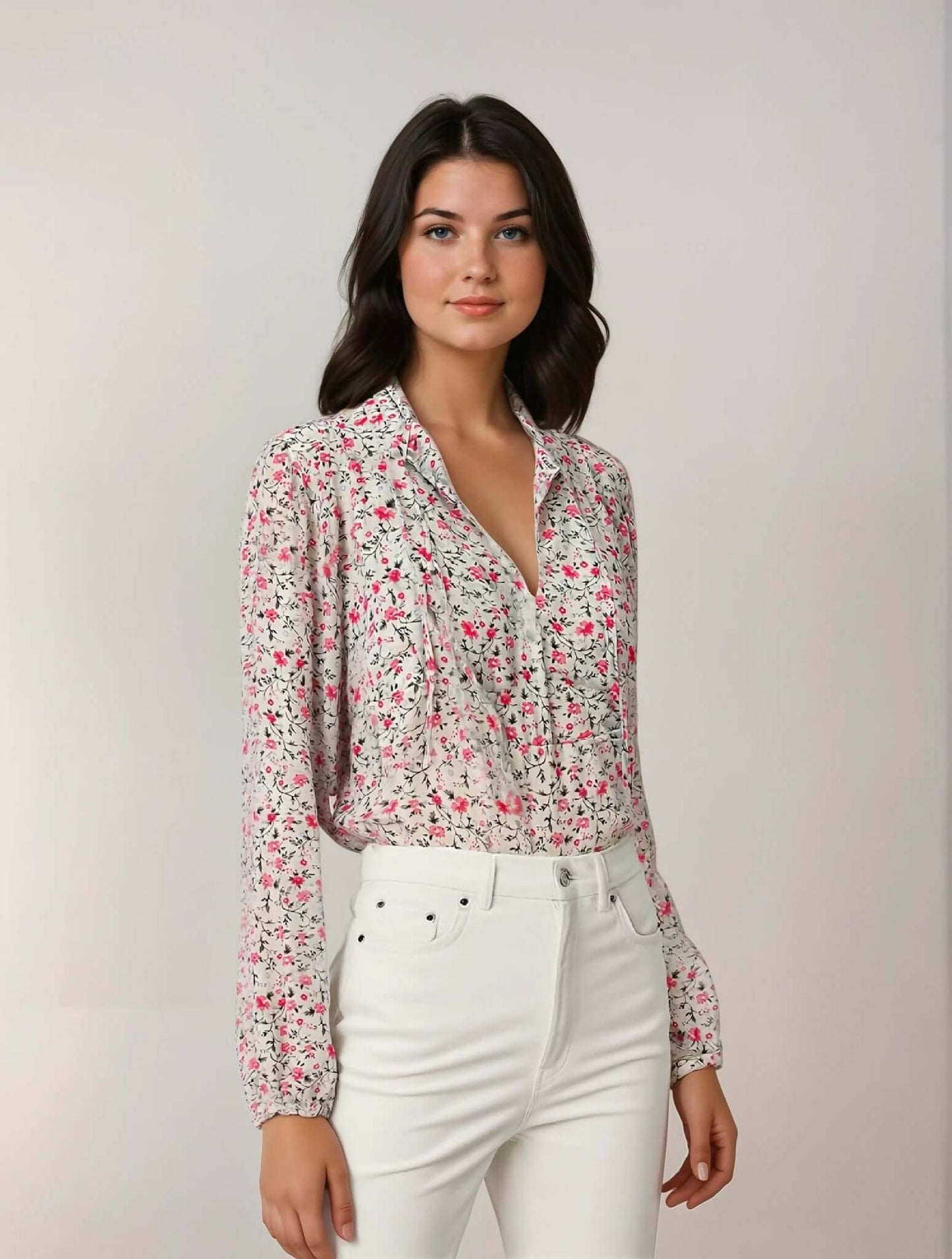 Modèle portant une Blouse ou robe Pierre de Lune avec motif floral, patron de couture pdf à télécharger pour un style élégant.