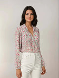 Modèle portant une Blouse ou robe Pierre de Lune avec motif floral, patron de couture pdf à télécharger pour un style élégant.
