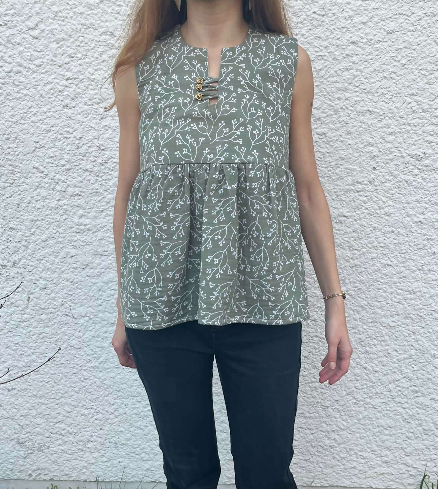 Blouse ou robe Pierre de Lune en tissu vert, modèle sans manches avec fermeture élégante, patron de couture pdf à télécharger.