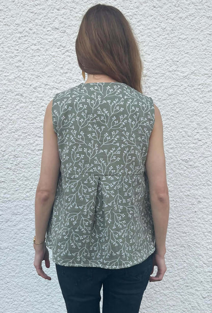 Blouse ou robe Pierre de Lune avec motif fleuri, vue de dos, patron de couture pdf à télécharger, élégance et confort.