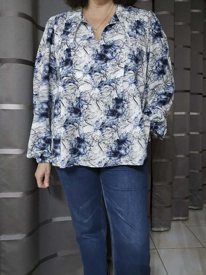 Blouse ou robe Pierre de Lune en tissu imprimé floral bleu et blanc, patron de couture pdf à télécharger.
