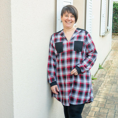 Blouse robe effet chemise Myrtille à carreaux rouges et noirs, manches longues, col en V, couture élégante.