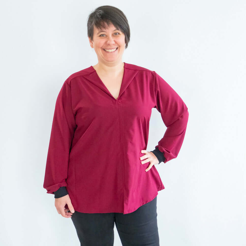 Blouse robe effet chemise Myrtille, rouge bordeaux, encolure en V, manches longues, élégance et confort.