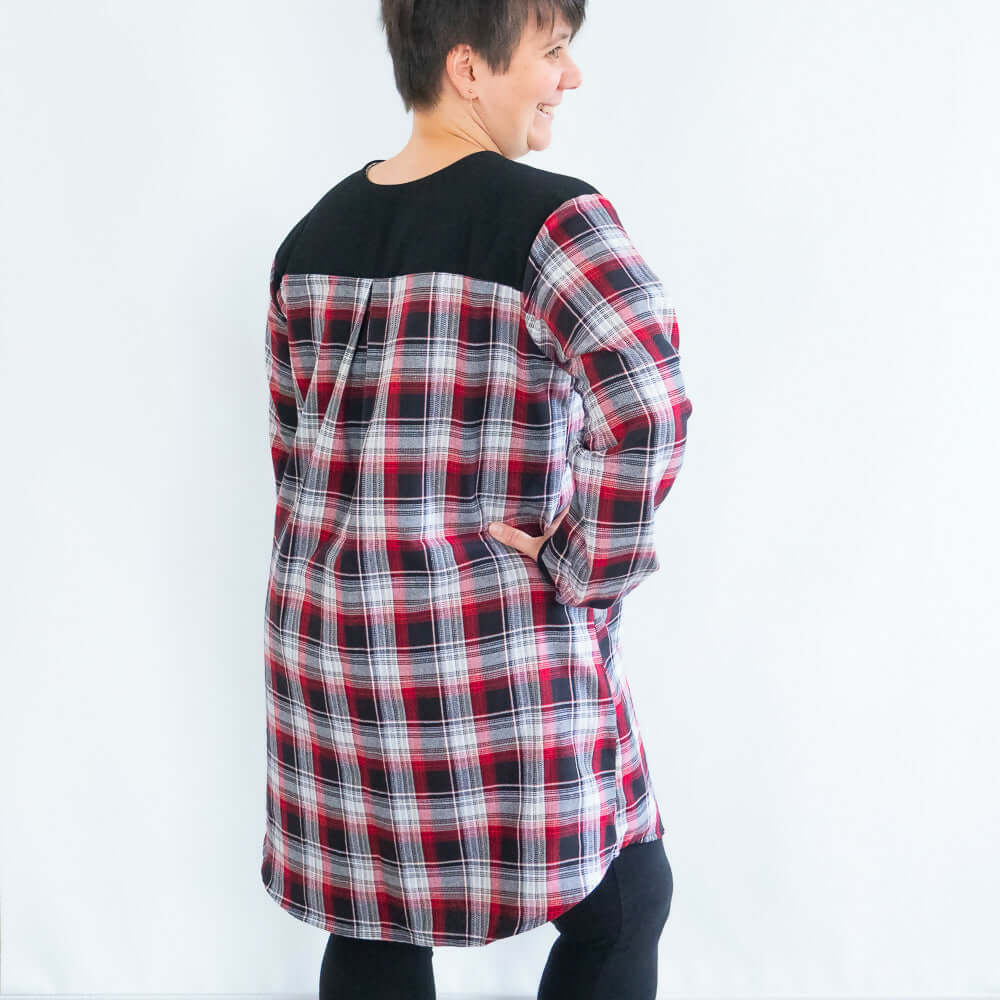 Blouse robe effet chemise Myrtille à manches longues, motif à carreaux rouge et noir, vue arrière sur mannequin.