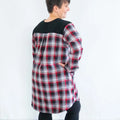 Blouse robe effet chemise Myrtille à manches longues, motif à carreaux rouge et noir, vue arrière sur mannequin.