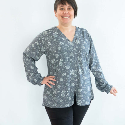 Blouse robe effet chemise Myrtille, manches longues, encolure en V, motif floral sur fond gris, taille 34 à 56.