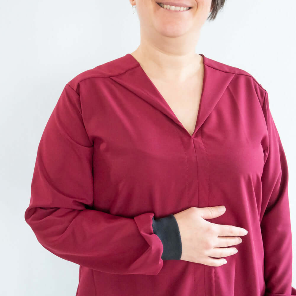 Blouse Myrtille effet chemise avec encolure en V et couture, manches longues, coloris bordeaux, taille 34 à 56.