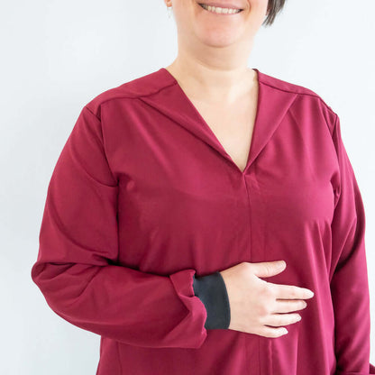Blouse Myrtille effet chemise avec encolure en V et couture, manches longues, coloris bordeaux, taille 34 à 56.