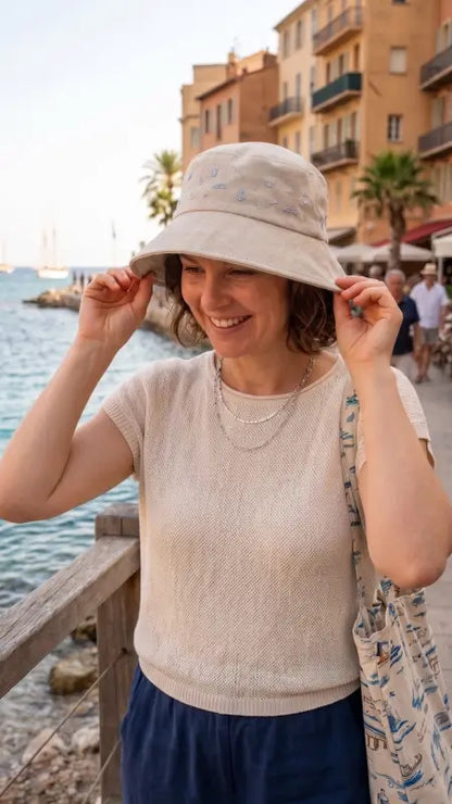 Femme portant un chapeau créé avec Bob Raclette - Patron PDF Bébé / Enfant / Adulte, patron de couture pdf à télécharger.