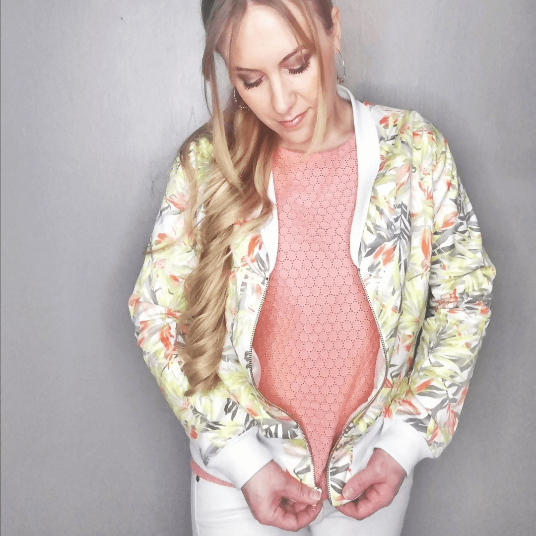 Femme portant un Bombers Ibis | Taille 32 à 52, patron de couture pdf à télécharger, blouson doublé avec bord-côte.