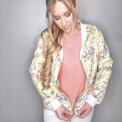 Femme portant un Bombers Ibis | Taille 32 à 52, patron de couture pdf à télécharger, blouson doublé avec bord-côte.