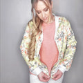 Femme portant un Bombers Ibis | Taille 32 à 52, patron de couture pdf à télécharger, blouson doublé avec bord-côte.