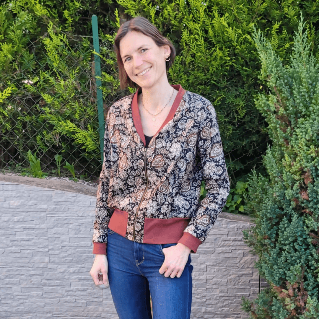 Bombers Ibis | Taille 32 à 52 porté par une femme, patron de couture pdf à télécharger, blouson féminin avec col V et bord-côte.